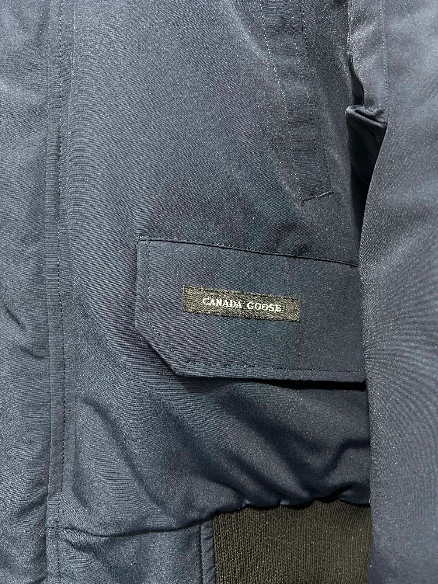 P720 🆕Top version! Comes with a tote bag! Chip version💰𝑪𝒂𝒏𝒂𝒅𝒂 𝑮𝒐𝒐𝒔𝒆/Canada Goose Chilliwack Goose 01 bomber jacket down! The top original replica version refers to the highest version in China currently (there is no one) ⚠️Note: There is no foundry in China! ! ! Saying it is original order, ZP goods, pure original goods, etc. is just a gimmick by some peers. Do not be deceived!  ⚠️Note: The latest version of this year’s authentic product has a strap (the latest version can be bought at the newly opened Galeries Lafayette Canada Goose counter in Beijing) ⚠️Note: (The authentic product does not have blue wash marks this year) Version comparison introduction 1⃣️Top replica: Made of 18-count polyester-cotton blended fabric imported from South Korea (authentic synchronized fabric), national standard 90 white duck down, western Canadian coyote hair 2⃣️Mid-range version: Made of domestically produced 21-count polyester-cotton fabric, 50% standard white duck down, Eastern Canada coyote hair, top original goose analysis Analysis 1 (wolf hair): All customers are guaranteed to receive a fur collar that is grayer than the original color. Each wolf hair is 55cm long and 14cm wide, all made from wild first-grade gray wolf skins in western Canada! Analysis 2 (Trademark): We use dyed embroidery thread to truly achieve 100% reproduction of the trademark, ensuring that the embroidery thread is exactly the same as ZP, with zero color difference and 100% reproduction of the map letters! (We can guarantee that no one in our industry is more attentive and professional than us!) Analysis 3 (fabric): As we all know, the Canada Goose ZP fabric in previous years was a 21-count polyester-cotton washed, calendered and brushed fabric that was relatively hard. Last year and this year, dozens of authentic products purchased were all made of 18-count pure cotton fabrics, and we finally decided to use 18-count polyester cotton! (ZP synchronized fabric) Analysis 4 (Accessories): Domestic exclusive version of Velcro, one to one Y-shaped double hook original Velcro, YKK zipper, exclusive original workmanship of washed threaded down jacket!  Authentic products are not 100% perfect and flawless. Authentic products also have velvet hair loss, and most of the authentic wolf fur is mainly eastern yellow wolf fur. (Because our wolf skins are all auctioned at the same auction house as authentic products) There is an auction list to prove it.  At the same time, I will teach you a trick: buy an authentic product from Tmall, buy a piece of clothing from a merchant you trust at the same time, and come back to compare the details. ⚠️ Remember you get what you pay for! Don't be greedy for small gains, or you will suffer big losses! Color: Black Navy Beige Graphite Gray Royal Blue Size: XS S M L 54 120 84 79 140-160 XL 56 124 86 81 160-180 XXL 58 128 88 83 180-200